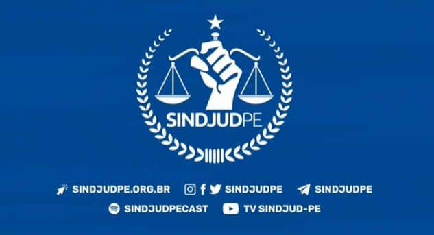 #PraCegoVer Arte gráfica em fundo na cor azul destaca a logomarca do SINDJUD-PE, na cor branca, e os canais de comunicação do sindicato.