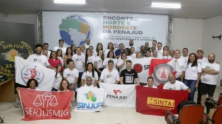 #PraCegoVer Fotografia de capa registra momento dos(as) representantes sindicais do judiciário brasileiro reunidos e posando para foto no 1º Encontro Norte e Nordeste da FENAJUD, ocorrido em 13 e 14 de maio de 2022, em Porto Velho, Rondônia.