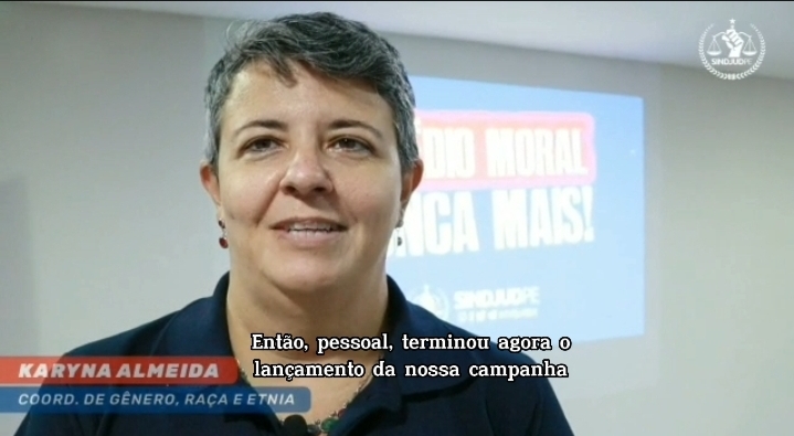 #PraCegoVer Frame de trecho de vídeo de Karyna Almeida, Coordenadora do SINDJUD-PE.