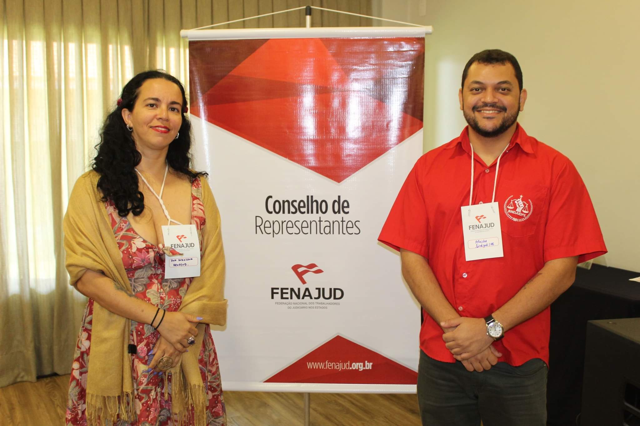 #PraCegoVer Fotografia reúne Ana Carolina Lôbo e Alcides Campelo, dirigentes do SINDJUD-PE, durante o Conselho de Representantes da FENAJUD, realizado no dia 11/11 na cidade de Foz do Iguaçu, no Paraná. 