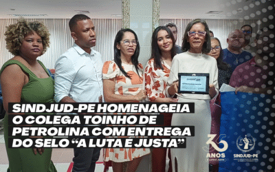 SINDJUD-PE HOMENAGEIA O COLEGA TOINHO DE PETROLINA COM ENTREGA DO SELO “A LUTA É JUSTA”